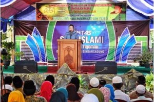 Bupati Kuningan saat memberikan sambutan pada pembukaan lomba qasidah yang digelar majelis Ta'lim se-Kabupaten Kuningan.